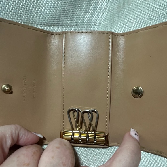Louis Vuitton Monogram Vernis Multicles 4 ring key holder in beige / gold. - Picture 6 of 15